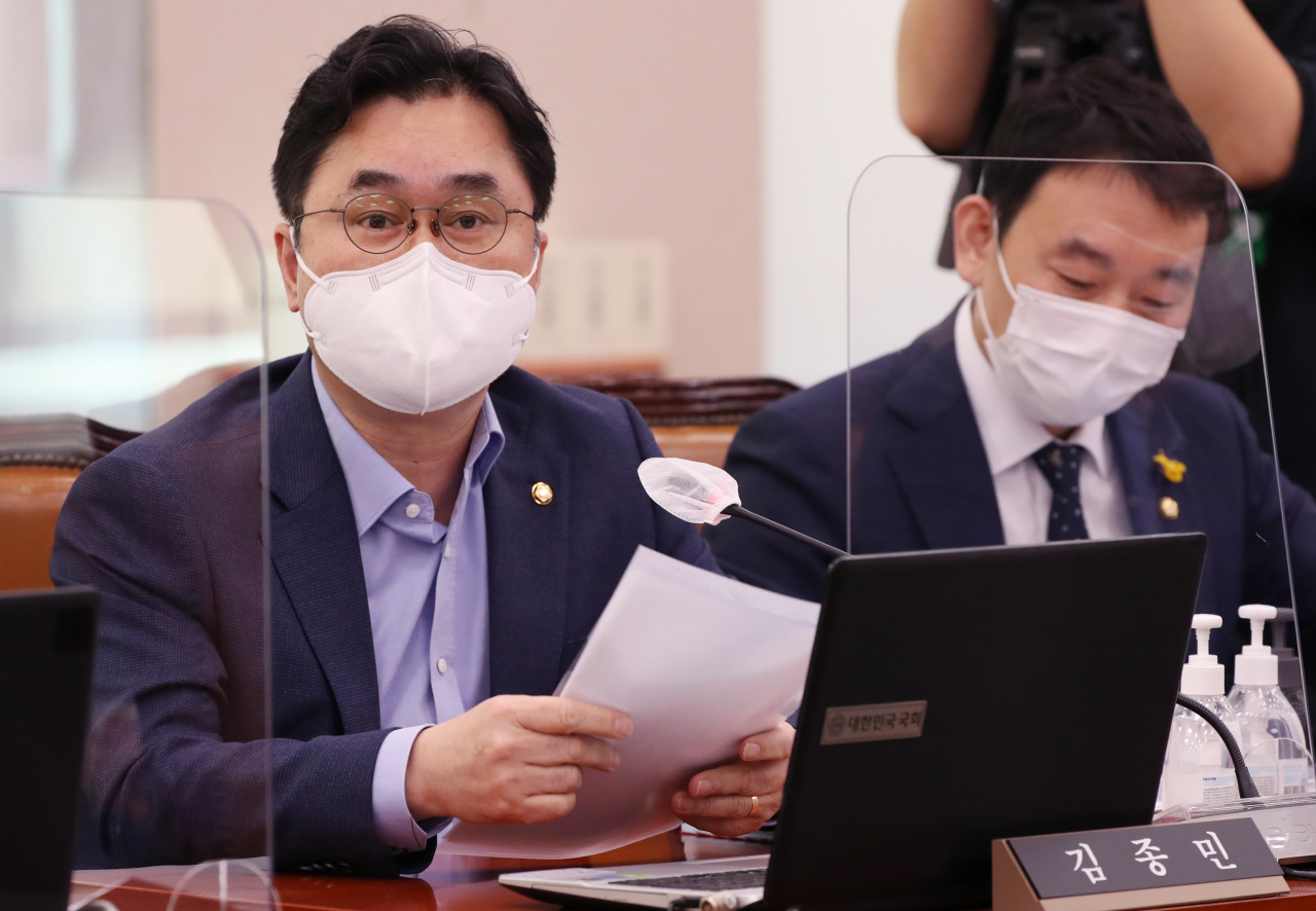 김종민 더불어민주당 의원이 8일 국회에서 열린 법제사법위원회의 헌법재판소 등에 대한 국정감사에서 박종문 헌법재판소 사무처장에게 질의하고 있다. [연합]