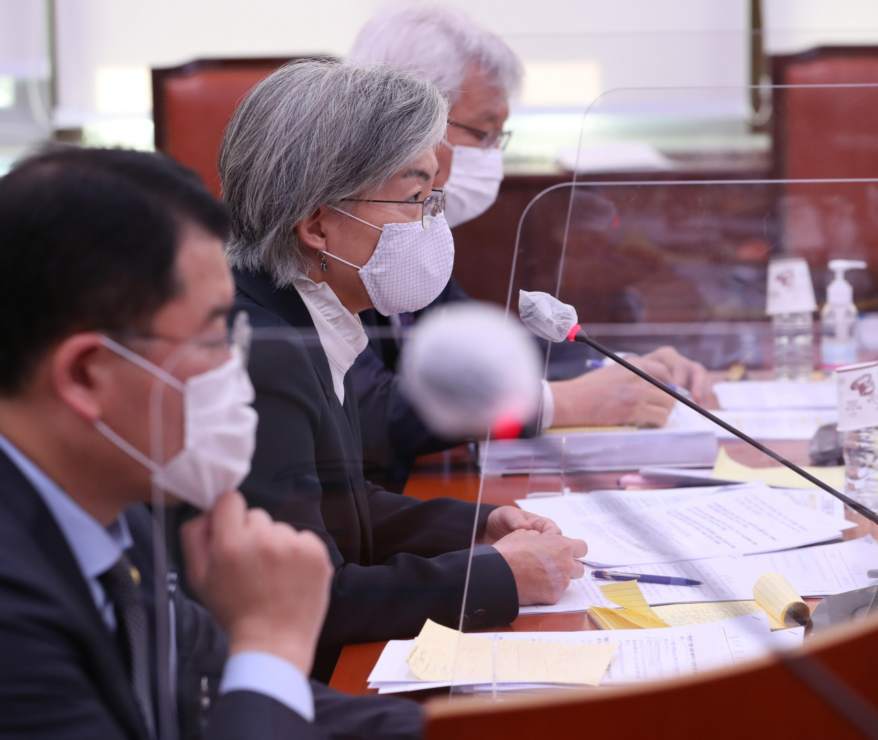 강경화 외교부 장관이 26일 서울 여의도 국회에서 열린 외교통일위원회의 외교부, 한국국제협력단, 한국국제교류재단, 재외동포재단 등에 대한 종합감사에서 질의에 답변하고 있다. [연합]
