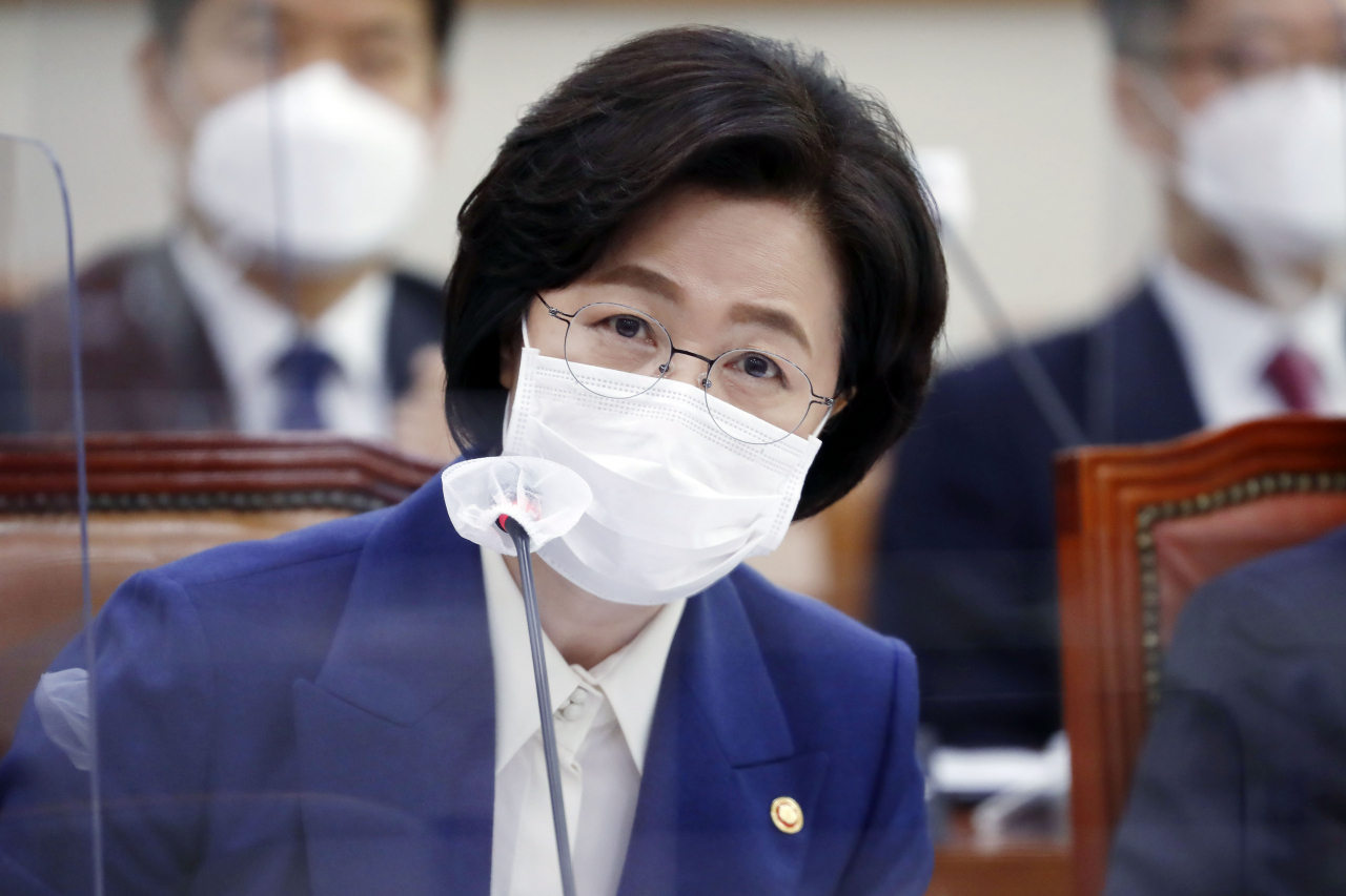 추미애 법무부 장관이 26일 오전 서울 여의도 국회에서 열린 법제사법위원회의 법무부, 대법원, 감사원, 헌법재판소, 법제처 종합감사에서 질의에 답하고 있다. [연합]