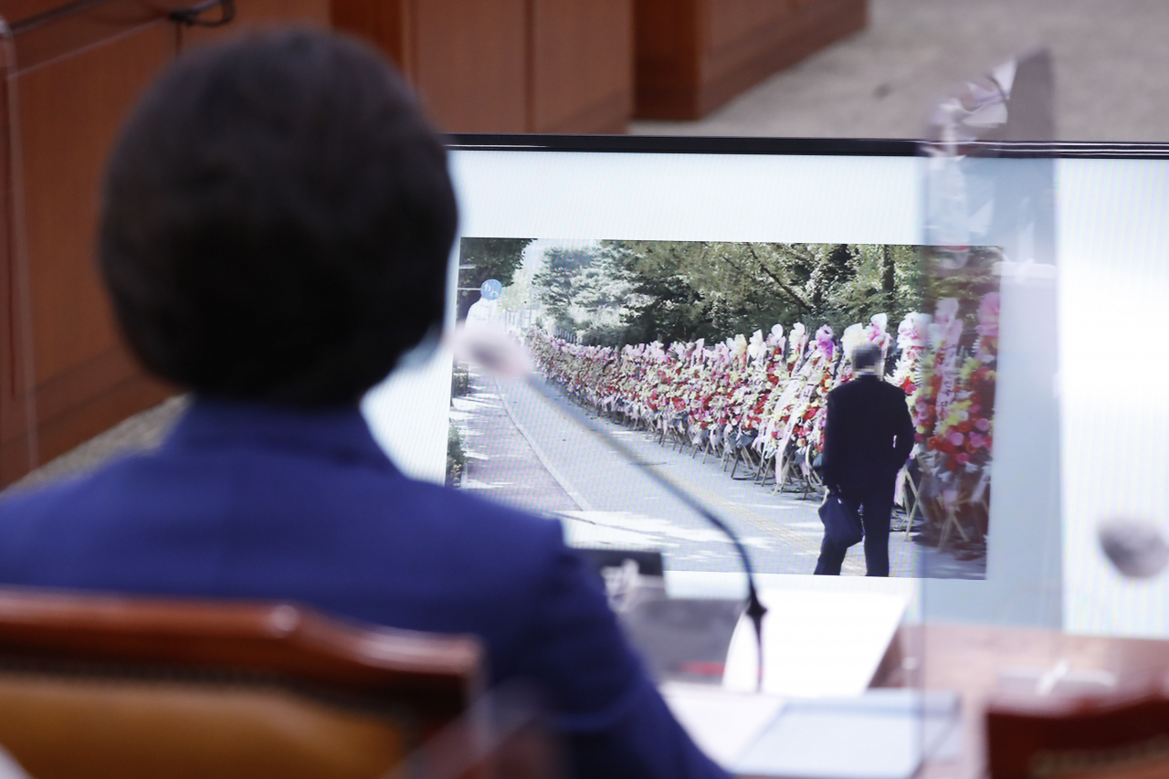 추미애 법무부 장관이 26일 서울 여의도 국회에서 열린 법제사법위원회의 법무부, 대법원, 감사원, 헌법재판소, 법제처에 대한 종합감사에서 대검찰청 앞 화환 관련 더불어민주당 김남국 의원의 질의를 듣고 있다. 연합뉴스