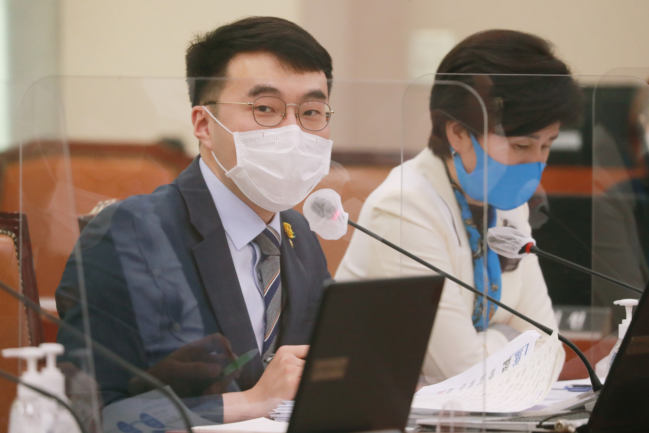 김남국 더불어민주당 의원이 26일 오전 서울 여의도 국회에서 열린 법제사법위원회의 법무부, 대법원, 감사원, 헌법재판소, 법제처 종합감사에서 질의를 하고 있다. [연합]
