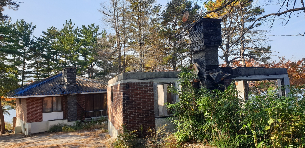속초고성 산불로 탄 영랑호 주변 귀신별장[박정규 기자]