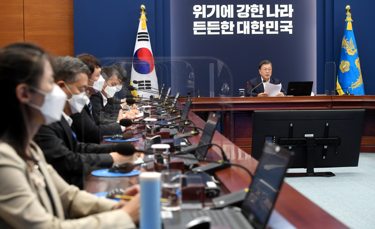 문재인 대통령이 26일 청와대에서 수석·보좌관 회의를 주재하고 있다. [연합]