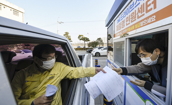 여주시는 민원서류 발급 드라이브 스루 민원센터를 운영한다. [여주시 제공]