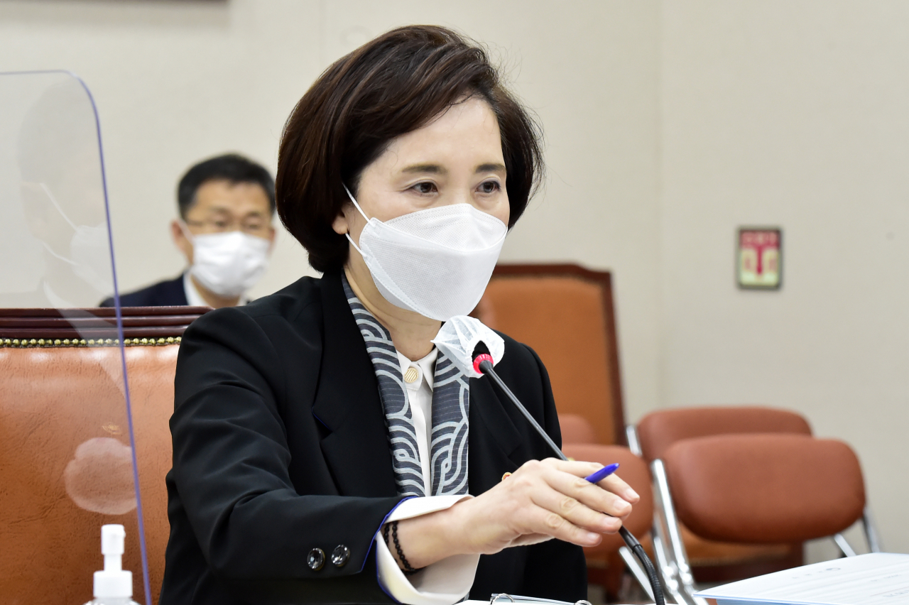 유은혜 사회부총리 겸 교육부 장관이 26일 서울 여의도 국회에서 열린 교육위원회의 교육부·소속 산하 기관 및 공공·유관기관에 대한 종합감사에 출석, 답변하고 있다. [연합]