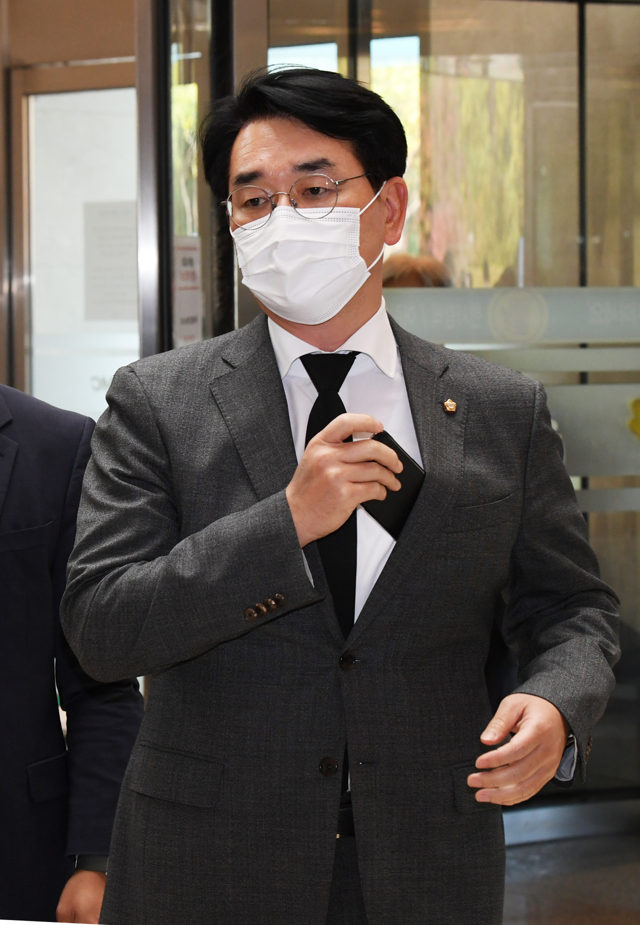 박용진 더불어민주당 의원이 26일 오후 고 이건희 삼성그룹 회장 빈소가 마련된 서울 강남구 삼성서울병원 장례식장에 들어서고 있다. [연합]