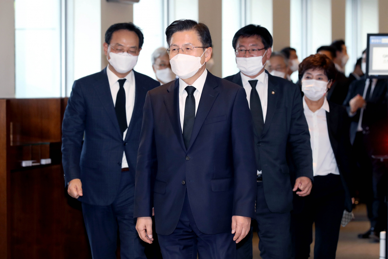황교안 미래통합당(현 국민의힘) 전 대표가 26일 오후 고 이건희 삼성그룹 회장 빈소가 마련된 서울 강남구 삼성서울병원 장례식장으로 들어서고 있다. [연합]