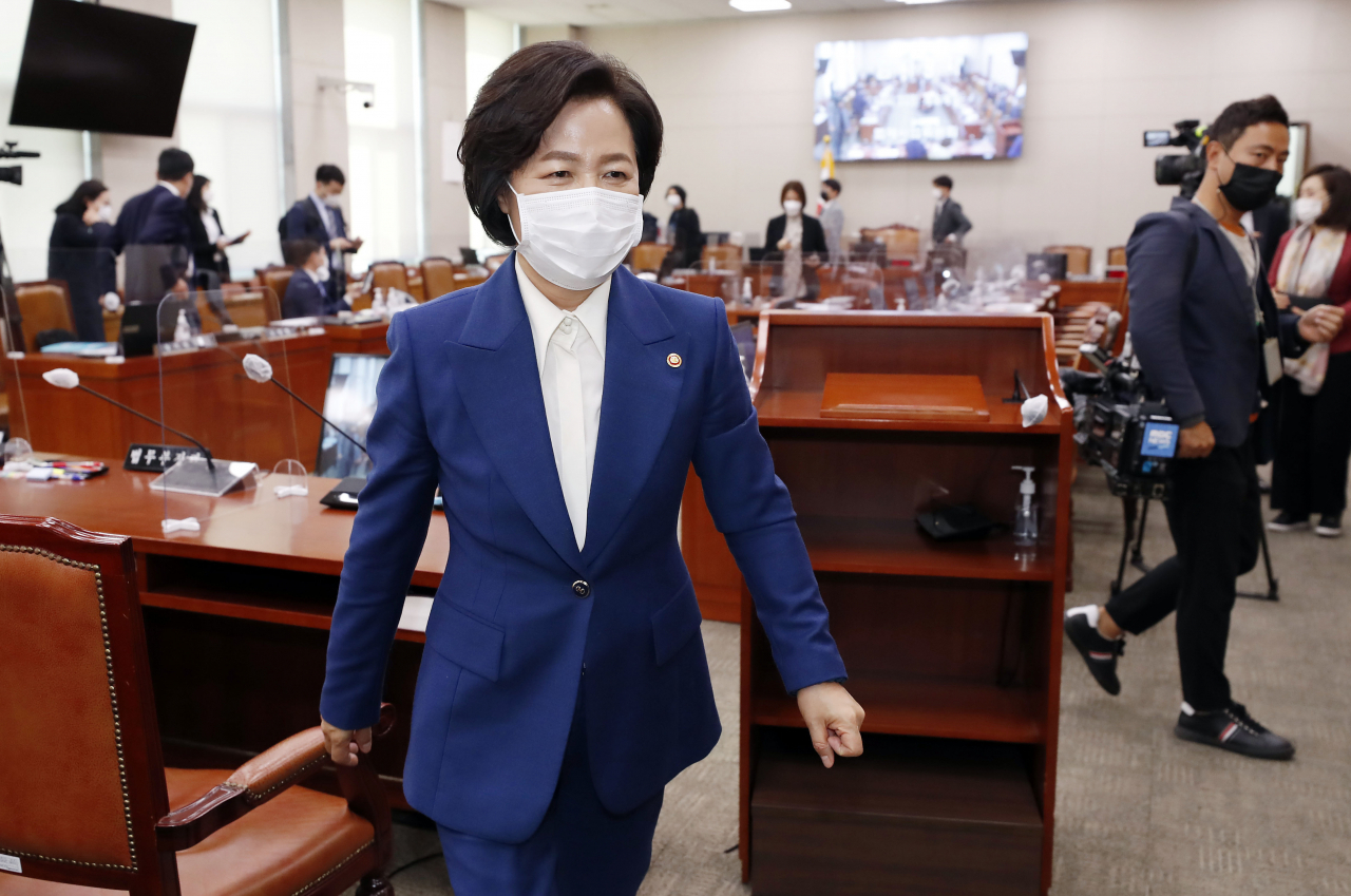 추미애 법무부 장관이 26일 서울 여의도 국회에서 열린 법제사법위원회의 법무부, 대법원, 감사원, 헌법재판소, 법제처에 대한 종합감사가 정회되자 감사장을 나가고 있다. [연합]