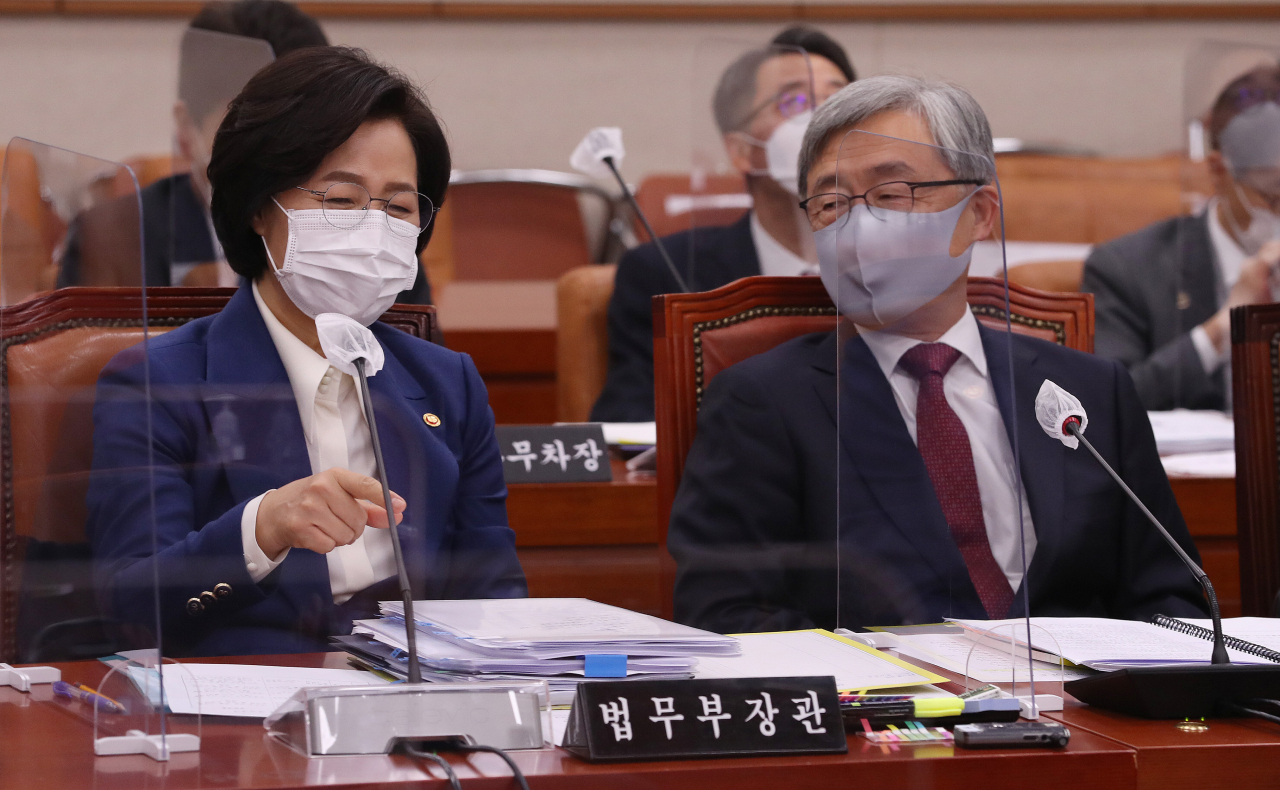 추미애 법무부 장관과 최재형 감사원장이 26일 서울 여의도 국회에서 열린 법제사법위원회의 법무부, 대법원, 감사원, 헌법재판소, 법제처 종합감사에서 대화하고 있다. [연합]