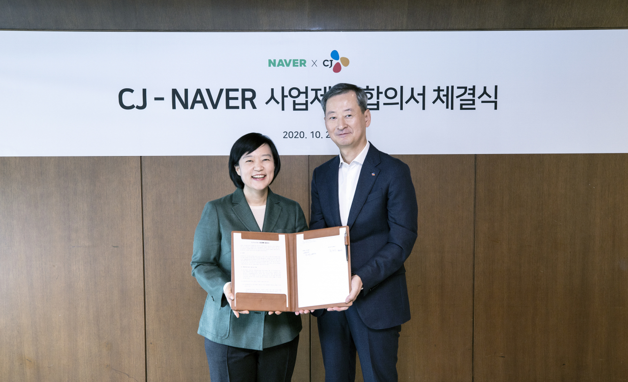 26일 인터컨티넨탈 서울 코엑스 호텔에서 한성숙 네이버 대표(좌)와 최은석 CJ주식회사 경영전략 총괄(우)이 참석한 가운데 열린 CJ-네이버 사업제휴 합의서 체결식 장면 [제공=CJ]