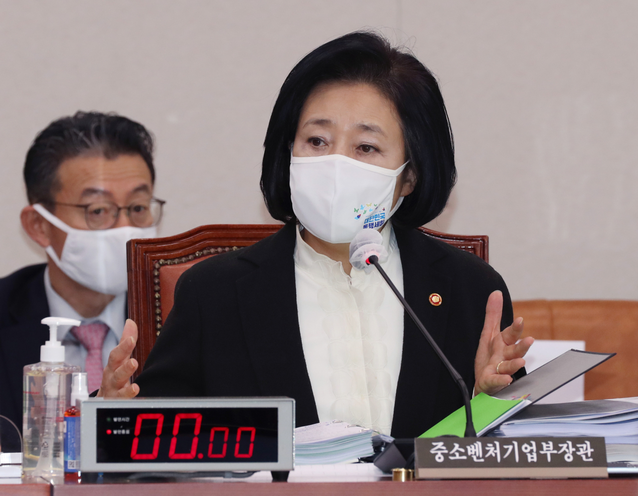 박영선 중소벤처기업부 장관이 26일 서울 여의도 국회에서 열린 산업통상자원중소벤처기업위원회의 중소벤처기업부·특허청 등에 대한 종합감사에서 답변하고 있다. [연합]