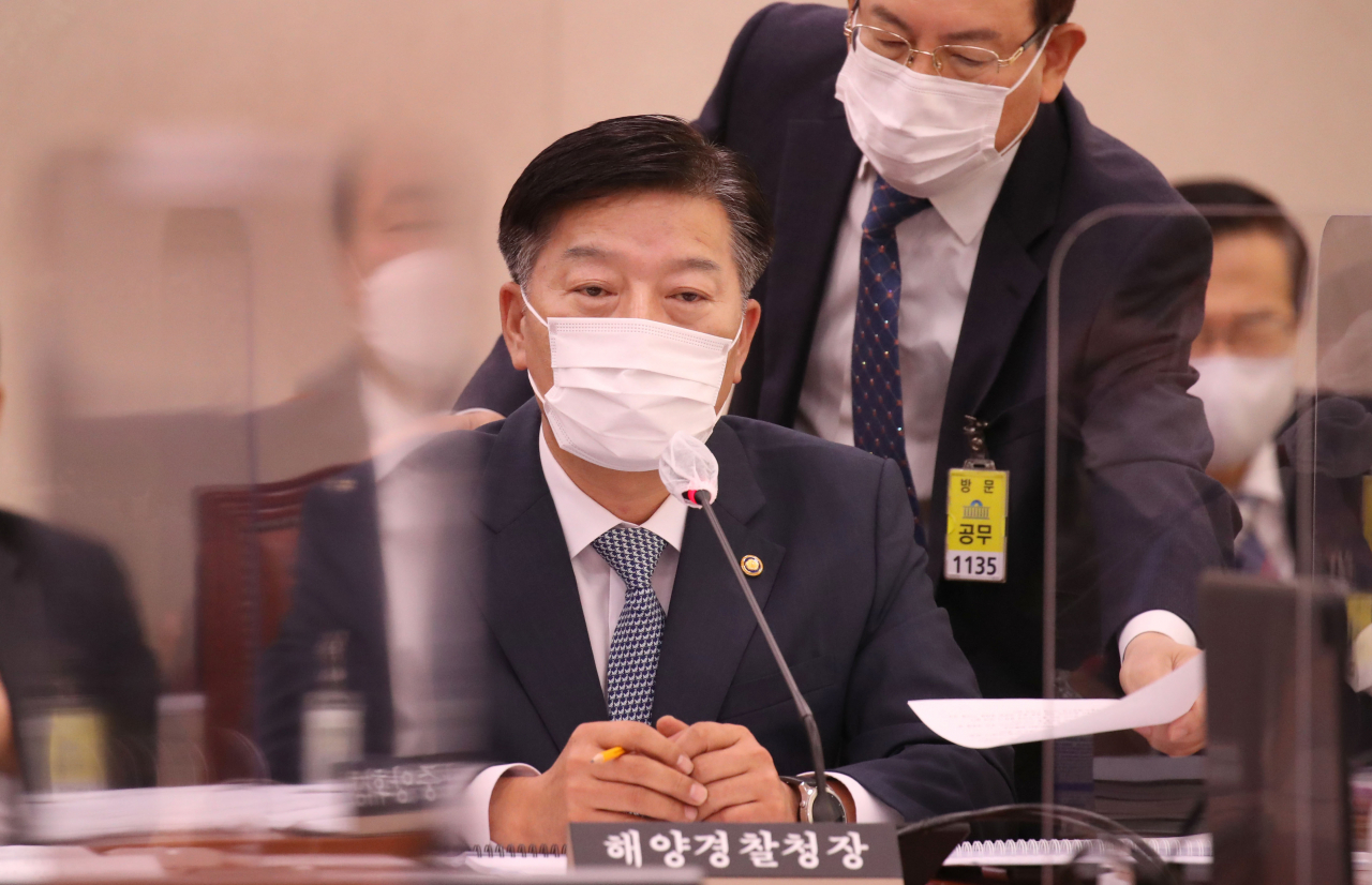 김홍희 해양경찰청장이 26일 국회에서 열린 농림축산식품해양수산위원회의 해양수산부 및 소관 기관 종합국정감사에서 질의에 답변하고 있다. [사진=연합]