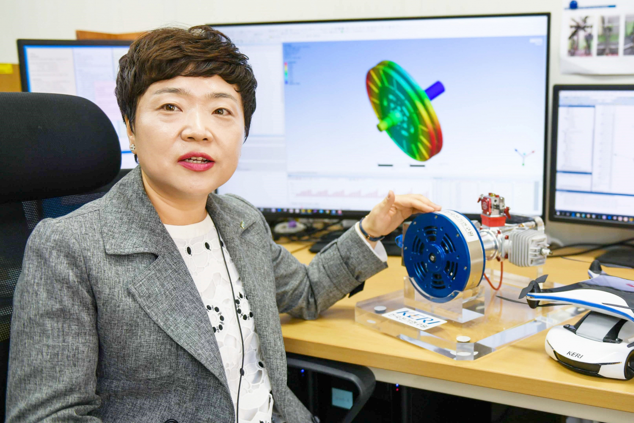 이지영 박사가 개발한 드론용 발전기와 전동기에 대해 설명하고 있다.[한국전기연구원 제공]