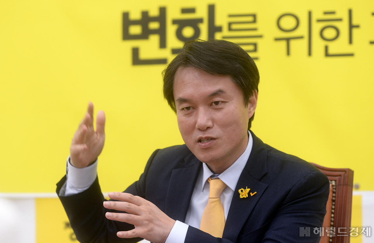 김종철 정의당 대표가 당대표실에서 헤럴드경제와 인터뷰를 하고 있다. 이상섭 기자 babtong@heraldcorp.com
