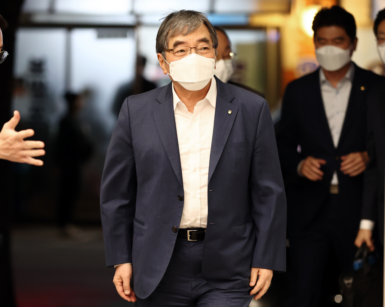 윤석헌 금융감독원장이 26일 오후 서울 마포 스타트업 지원센터 '프론트원'에서 열린 은행연합회 정기이사회 후 이어진 만찬에 참석하고 있다. 연합뉴스