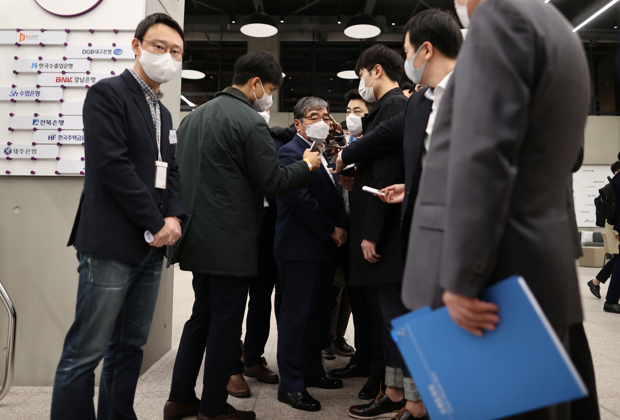 윤석헌 금융감독원장이 26일 오후 서울 마포 스타트업 지원센터 '프론트원'에서 열린 은행연합회 정기이사회 만찬에 참석하며 취재진 질문에 답하고 있다. 연합뉴스