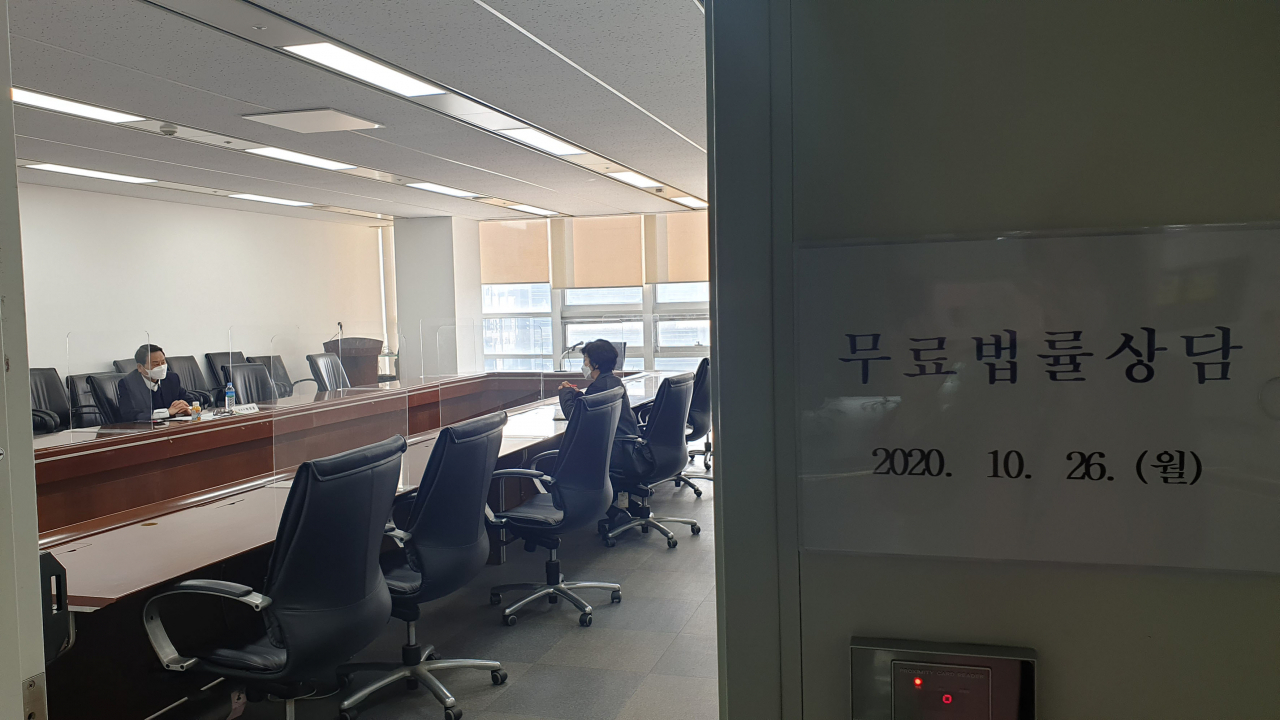 한 시민이 성남시 고문 변호사와 법률 상담 중이다. [성남시 제공]