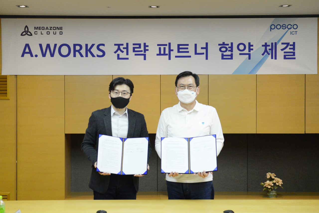 손건재 포스코ICT 사장(사진 오른쪽)과 이주완 메가존클라우드 대표가 포스코ICT 판교사옥에서 클라우드 RPA 서비스 사업 추진을 위한 양해각서(MOU)를 체결했다. [포스코ICT 제공]