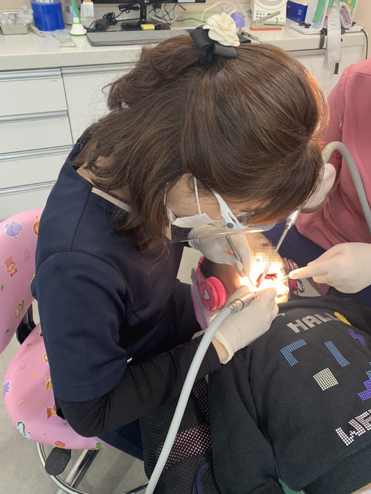한 아동이 꿈꾸는소아치과의원에서 치과치료를 받고 있다. [수원시 제공]