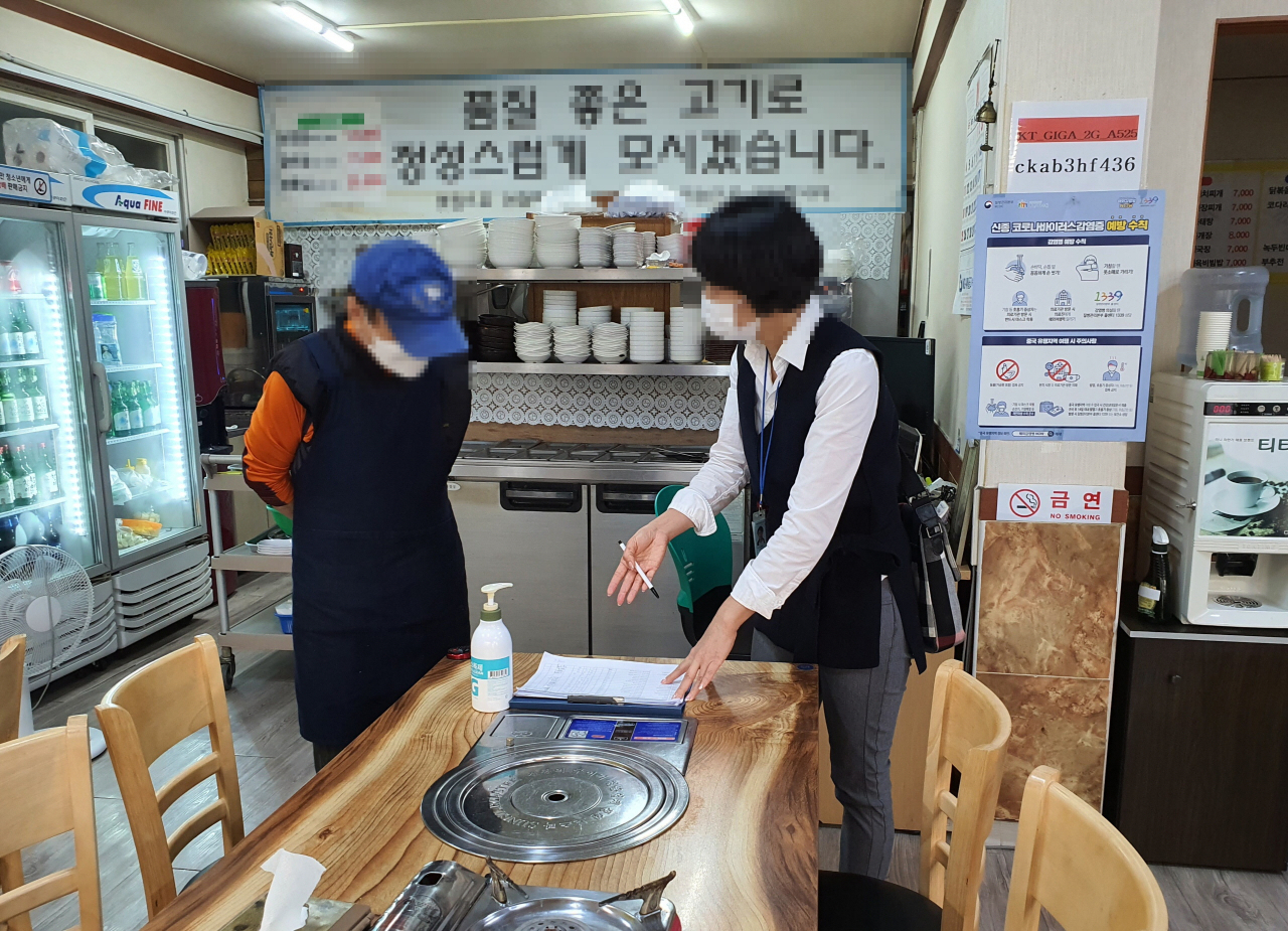 점검반이 음식점을 방문해 종사자에게 ‘핵심 방역수칙’을 안내하고 있다. [수원시 제공]
