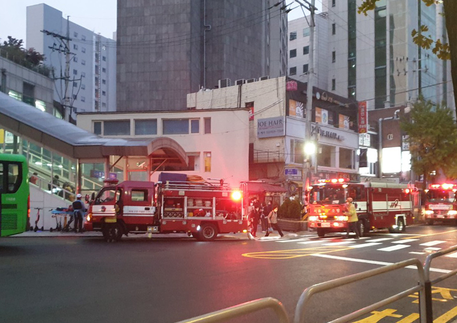 27일 오전 서울 동대문구 회기역 내 에스컬레이터 공사 중 화재가 발생해 소방관들이 출동하고 있는 모습. [연합]
