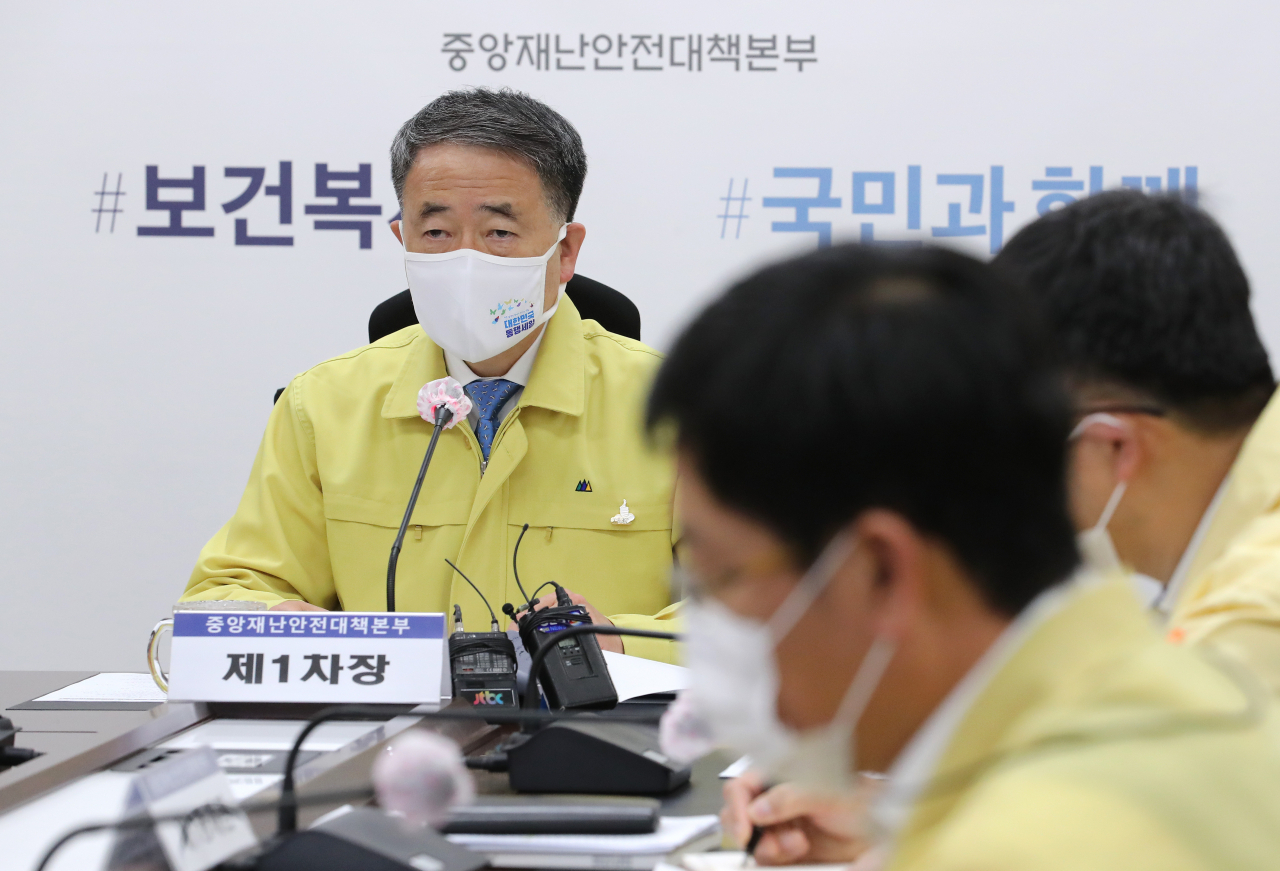 박능후 중앙재난안전대책본부 1차장(보건복지부 장관, 왼쪽)이 27일 오전 세종시 정부세종청사에서 열린 신종 코로나바이러스 감염증(코로나19) 대응 중앙재난안전대책본부 회의를 주재하며 발언하고 있다. [연합]