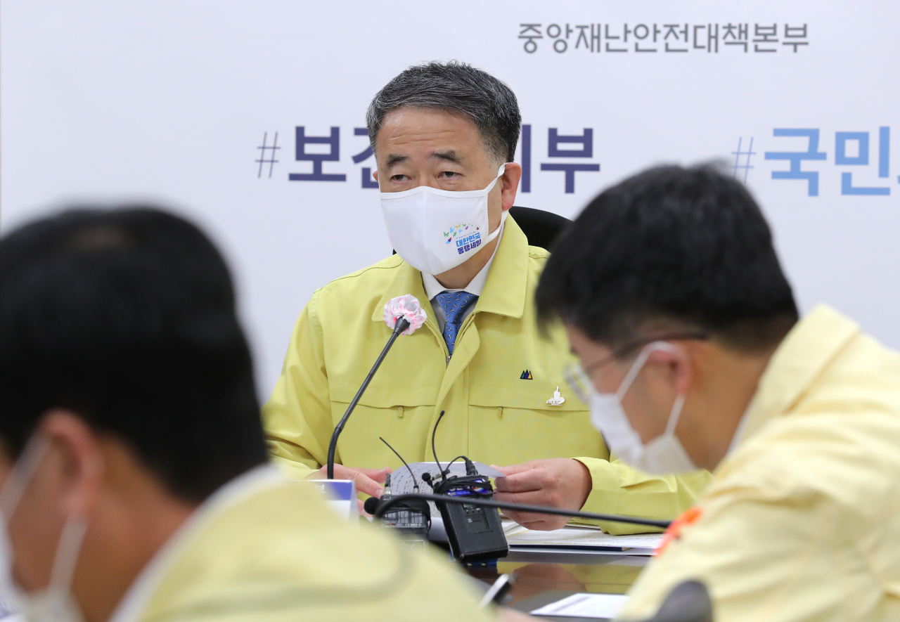 박능후 중앙재난안전대책본부 1차장(보건복지부 장관)이 27일 오전 세종시 정부세종청사에서 열린 신종 코로나바이러스 감염증(코로나19) 대응 중앙재난안전대책본부 회의를 주재하며 발언하고 있다. [연합]