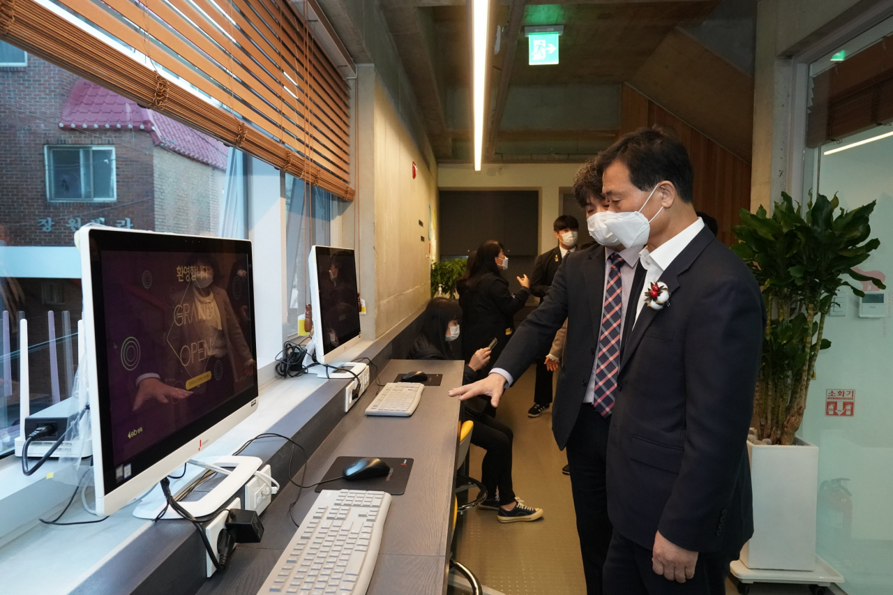 장위청소년문화누림센터를 방문한 이승로 성북구청장이 시설 라운딩을 하는 중 센터 관계자로부터 설명을 듣고 있다. [성북구 제공]