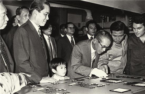 1972년 이병철 선대 회장(오른쪽 세 번째)이 중앙일보 윤전기를 시찰하고 있다. 이병철 회장 뒤에는 이건희 회장, 왼쪽 두 번째는 홍진기 전 중앙일보 회장, 가운데는 이재용 부회장 [삼성 제공]