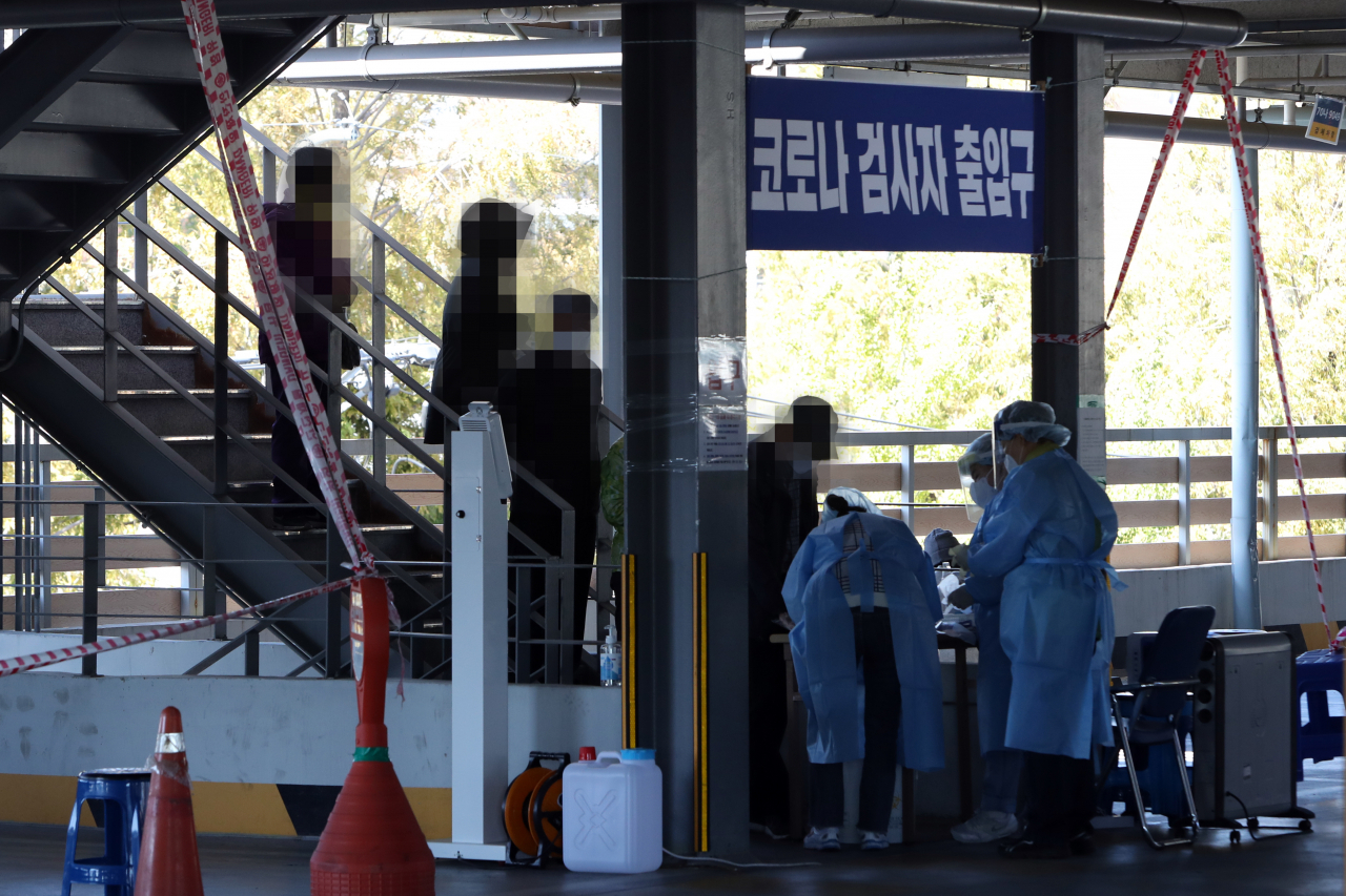 코로나19 진단검사 절차를 안내받고 있는 모습. [연합]