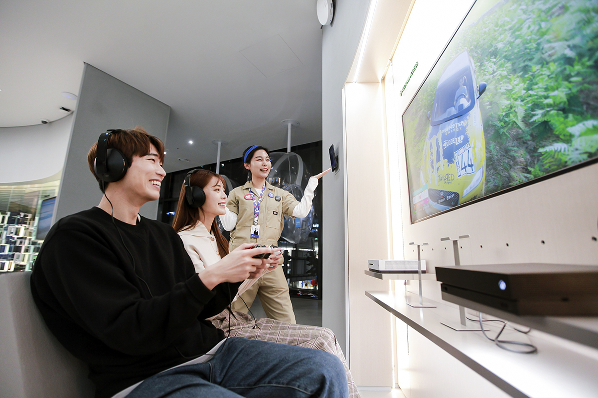 T팩토리는 SK텔레콤과 국내외 ICT 기업의 다양한 초협력 서비스를 경험할 수 있게 구성돼있다. 사진은 모델들이 MS존(마이크로소프트존)에서 5GX 클라우드 게임을 즐기는 모습 [SK텔레콤 제공]