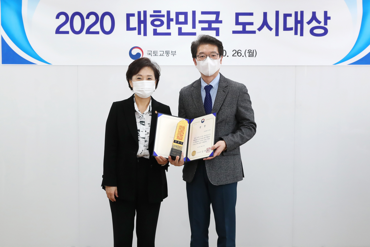 정원오 성동구청장이 지난 26일 개최된 ‘2020 대한민국 도시대상’ 시상식에서 국토교통부장관상 수상 후 기념 촬영하고 있다. [성동구 제공]