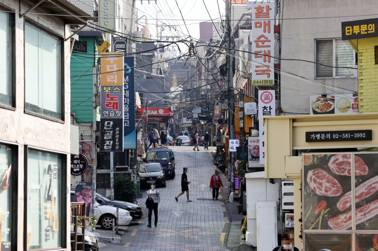 핼러윈 데이를 닷새 앞둔 지난 26일 서울 용산구 이태원동의 한 거리가 한산한 모습을 보이고 있다. [연합]