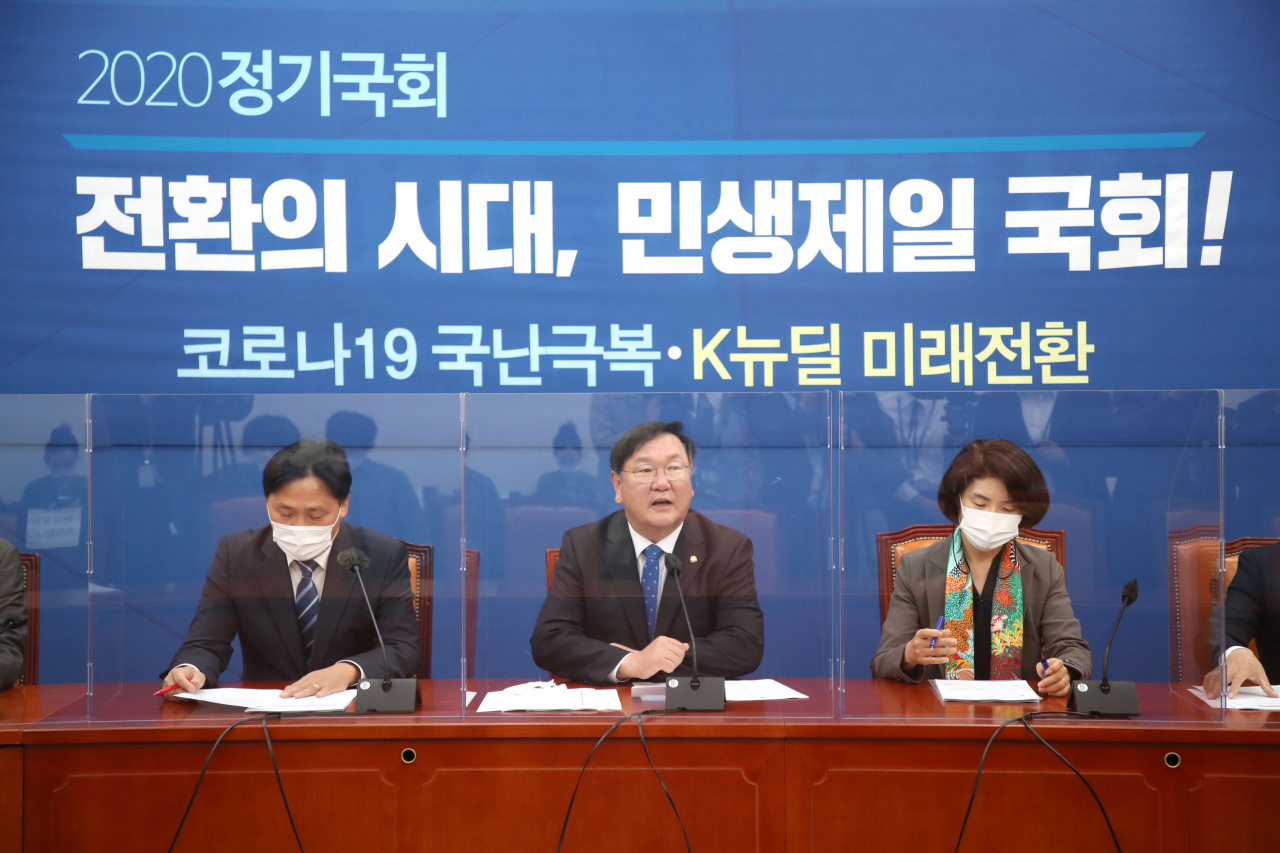 더불어민주당 지도부가 27일 오전 서울 여의도 국회에서 열린 원내대책회의에 참석했다. [연합]
