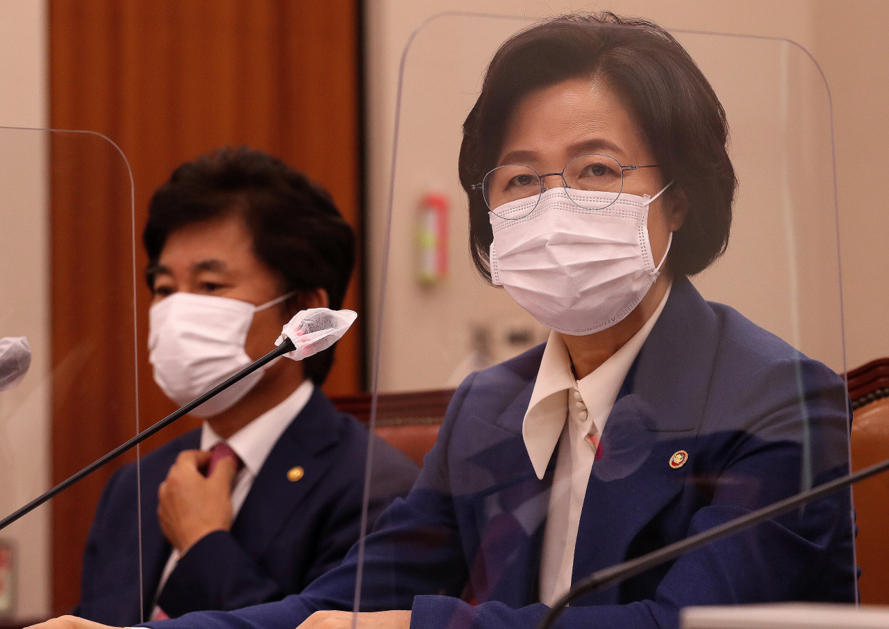 추미애 법무부 장관이 26일 서울 여의도 국회에서 열린 법제사법위원회의 법무부, 대법원, 감사원, 헌법재판소, 법제처 종합감사에서 질의에 답변하고 있다. [연합]