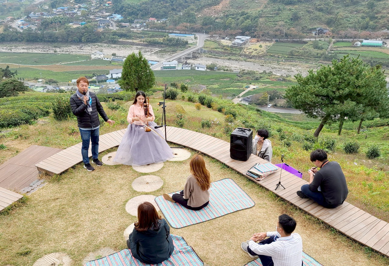 하동 산꼭대기 다원에서의 공연