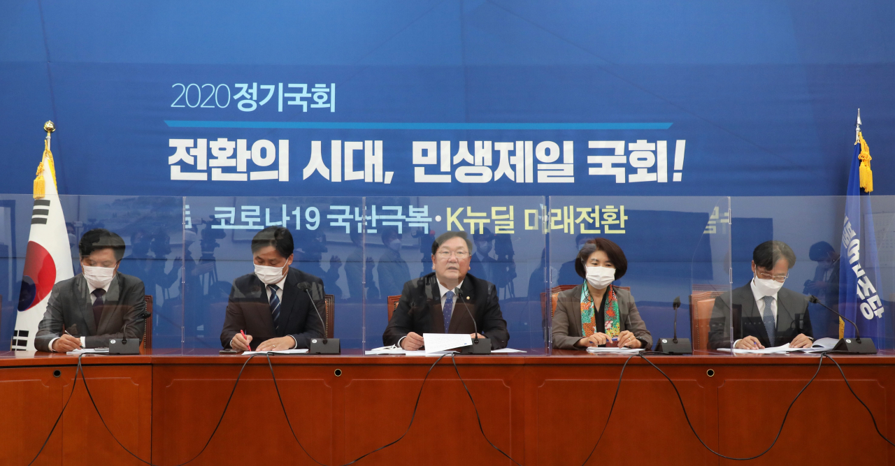 김태년 더불어민주당 원내대표가 27일 오전 서울 여의도 국회에서 열린 원내대책회의에서 발언하고 있다. [연합]
