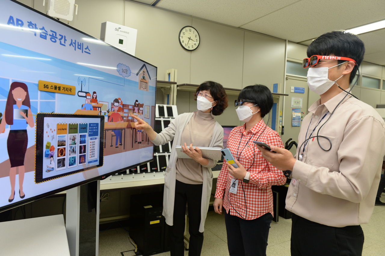 ETRI 연구진이 5G 스몰셀을 활용 가능한 서비스로 스마트 학교 상황을 가정해 비대면 교육 서비스를 시연하는 모습.[ETRI 제공]