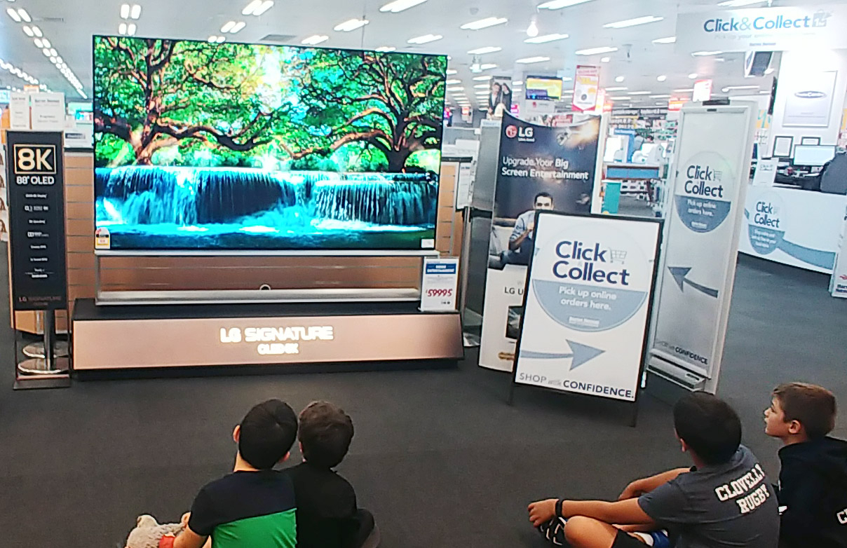 고객들이 호주 하버노만(Harvey Norman) 가전 매장에서 5년 연속 호주 최고 TV 브랜드로 선정된 LG전자의 올레드 TV를 체험하고 있는 모습 [LG전자 제공]