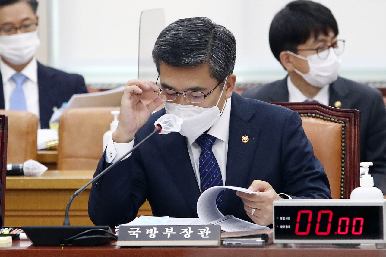 서욱 국방부 장관이 26일 오후 서울 여의도 국회에서 열린 국회 국방위원회 종합국정감사에서 국감자료를 살펴보고 있다.[연합]