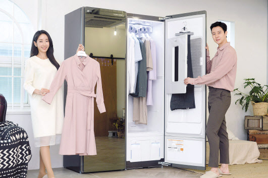 모델들이 신제품 트롬 스타일러 블랙에디션2를 소개하고 있다. [LG전자 제공]