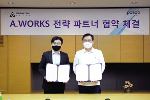손건재 포스코ICT 사장(오른쪽)과 이주완 메가존클라우드 대표가 포스코ICT 판교사옥에서 클라우드 RPA 서비스 사업 추진을 위한 양해각서(MOU)를 체결했다. [포스코ICT 제공]