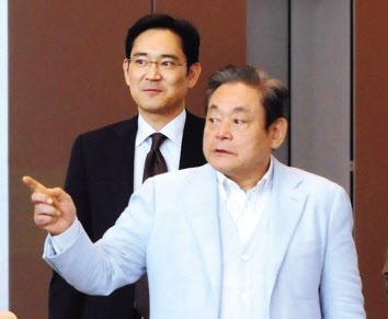 2011년 4월 삼성 서초사옥에 출근하고 있는 이건희(앞) 삼성전자 회장과 이재용(뒤) 삼성전자 부회장의 모습. [연합]