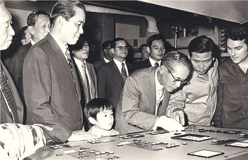 1972년 이병철(오른쪽 세 번째) 선대 회장이 중앙일보 윤전기를 시찰하고 있다. 이병철 회장 뒤에는 이건희 회장, 홍진기(왼쪽 두 번째) 전 중앙일보 회장, 이재용 부회장(가운데). [삼성 제공]