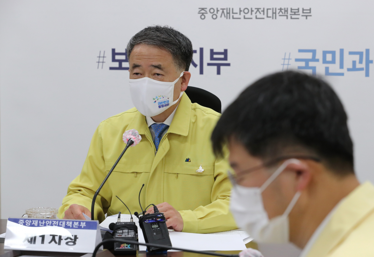 박능후 중앙재난안전대책본부 1차장(보건복지부 장관)이 지난달 27일 오전 세종시 정부세종청사에서 열린 신종 코로나바이러스 감염증(코로나19) 대응 중앙재난안전대책본부 회의를 주재하며 발언하고 있다. [연합]