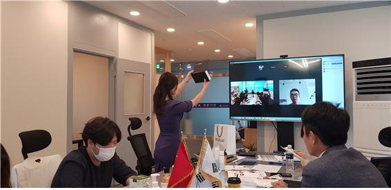 DGIST에서 ‘클로버(CLOVER)’ 비대면 호스트 계정을 활용하여 해외 바이어간 수출상담을 지원하고 있다.[DGIST 제공]