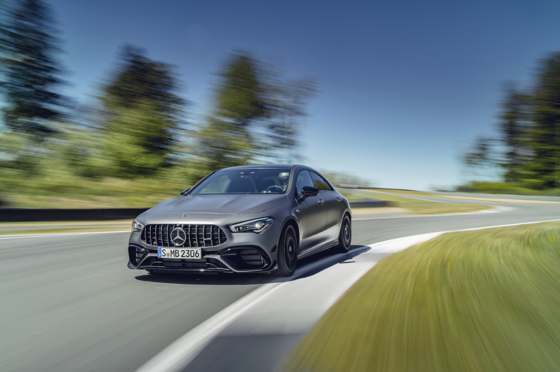더 뉴 AMG CLA 45 S 4MATIC+ 쿠페 세단 주행모습. [메르세데스-벤츠 코리아 제공]
