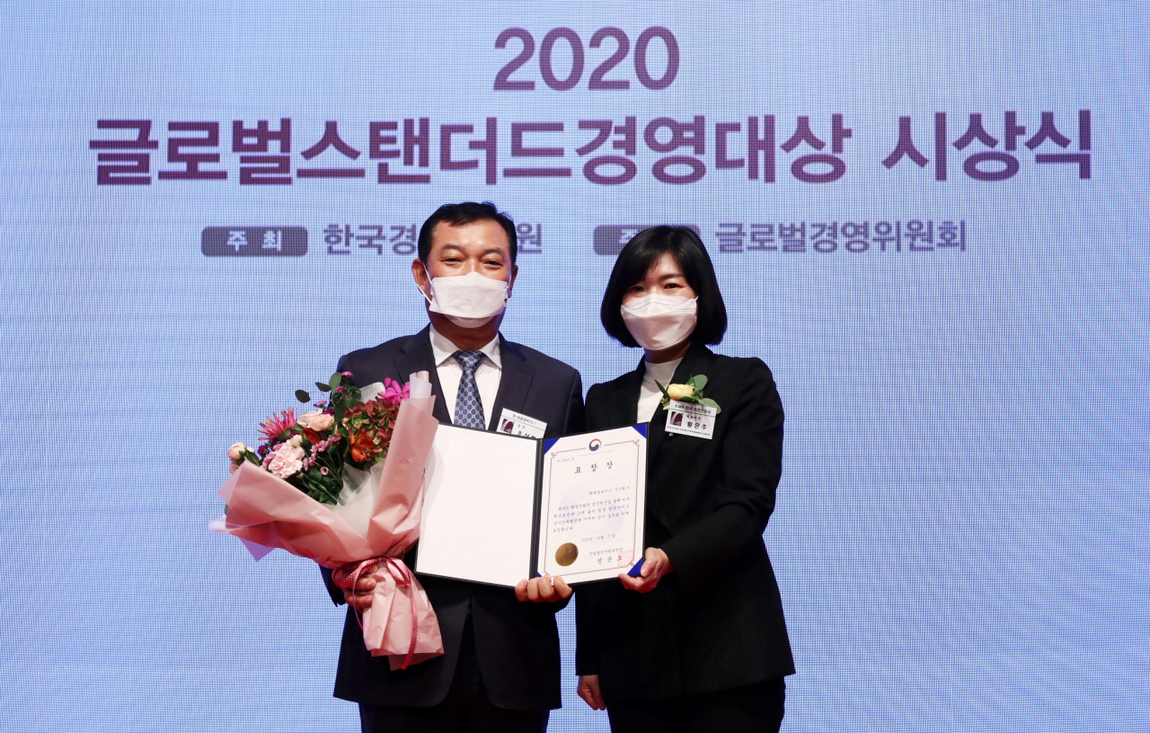 조삼현 현대글로비스 비즈니스지원실장(왼쪽)이 27일 소공동 롯데호텔에서 그린경영대상을 수상한 뒤 기념촬영을 하고 있다. [현대글로비스 제공]