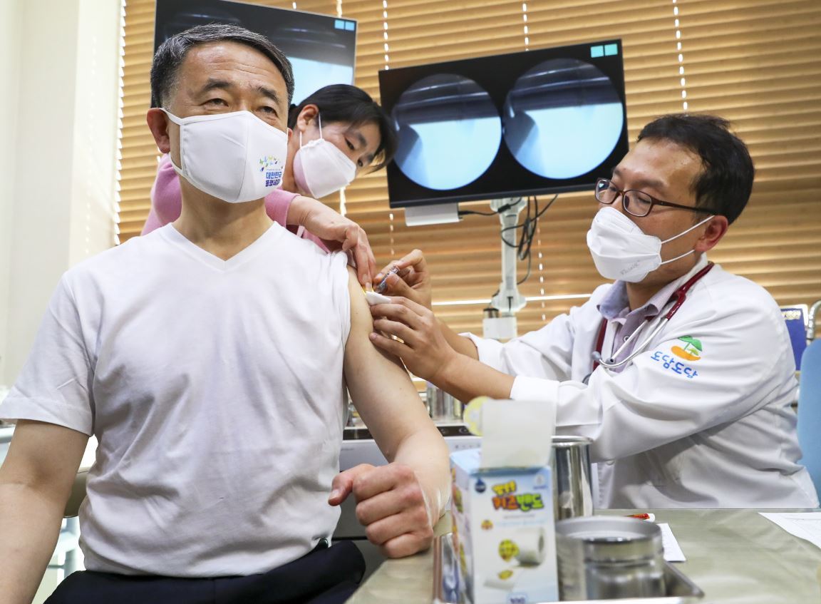 Minister of Health and Welfare Park Neung-hoo received a flu vaccine Tuesday afternoon at a clinic in Sejong. (Ministry of Health and Welfare)