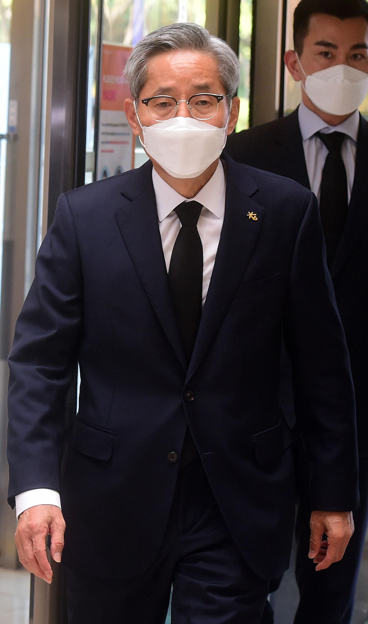 윤종규 KB금융지주 회장이 27일 고 이건희 삼성그룹 회장의 빈소가 마련된 삼성서울병원 장례식장에 들어서고 있다. 연합뉴스